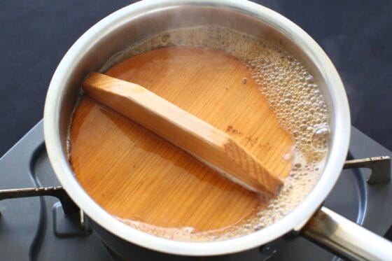 落とし蓋をして干し椎茸を煮る