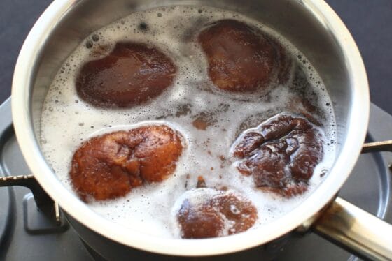 干し椎茸の戻し汁と酒と砂糖を煮立てて干し椎茸を加える