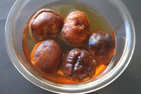 干し椎茸を戻す