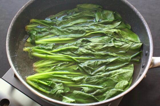 ほうれん草を茹でる