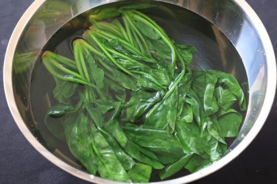 ほうれん草を冷水にさらす