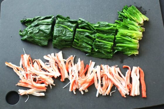 ほうれん草を切ってカニカマを裂く