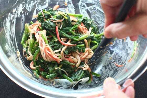 ほうれん草とカニカマを調味液で和える