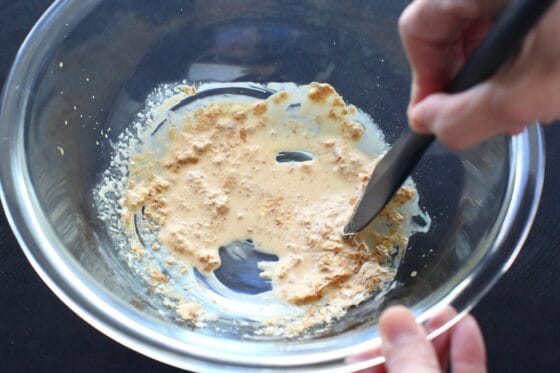 醤油やマヨネーズや鰹節を混ぜて調味液を作る