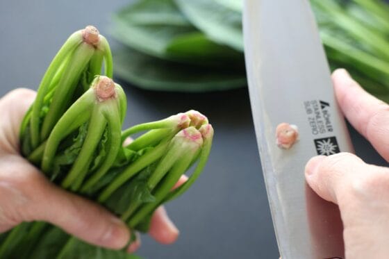 ほうれん草の根元に十字の切り込みを入れる