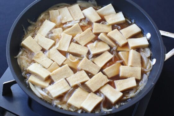 出汁と調味料を入れて煮立ったら高野豆腐を加える