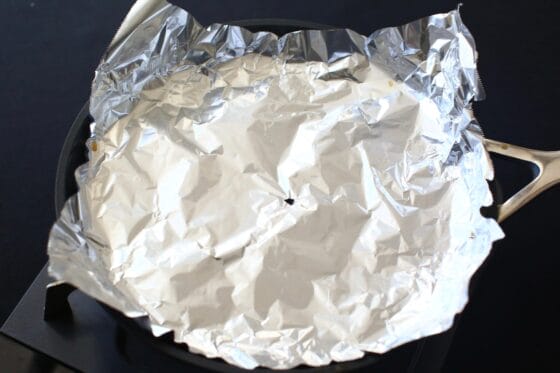 落し蓋をして高野豆腐と玉ねぎを煮る