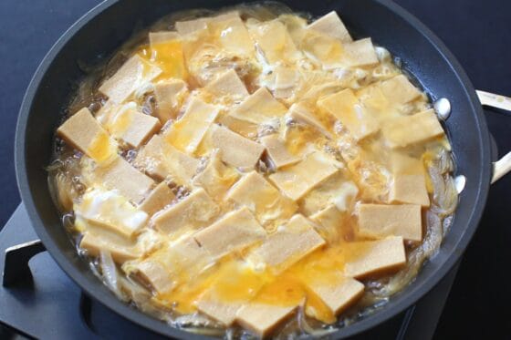 溶き卵の2/3量を回しかけて半熟状に固める