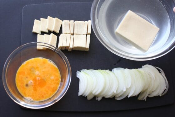 高野豆腐を戻して切り、玉ねぎを切り、卵を溶きほぐす