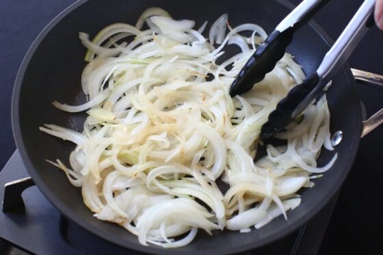 玉ねぎを炒める