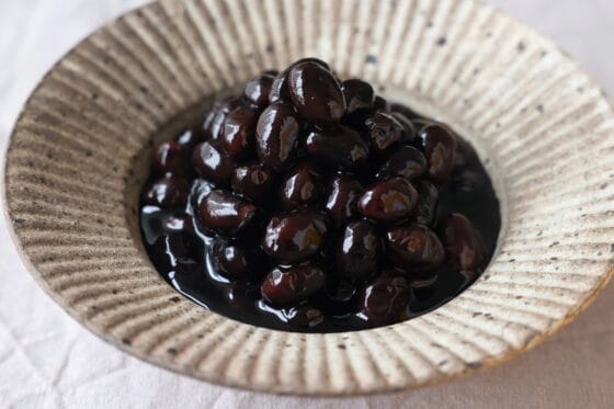 黒豆煮のレシピ｜ふっくら艶やかに仕上がる、失敗しにくい基本の作り方