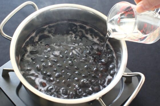 黒豆を茹でている途中で湯量が足りない場合に熱湯を足す