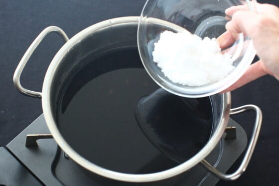 2回目の上白糖を加えて黒豆を煮る