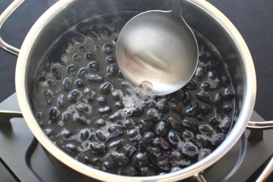 黒豆を静かに茹でてアクを取る