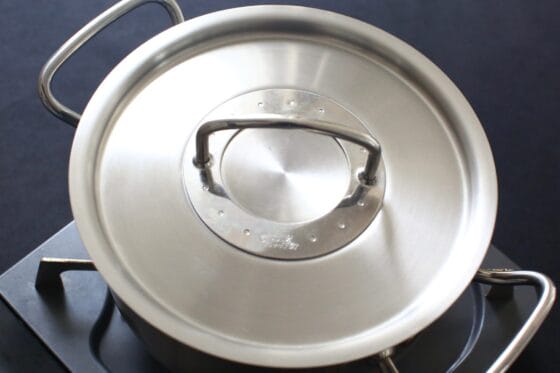 茹で上がった黒豆にフタをして冷ます