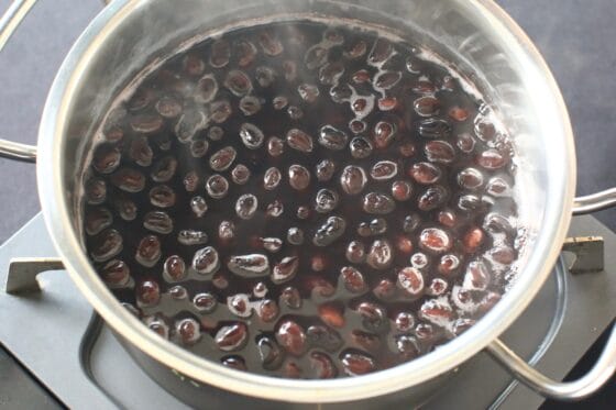 黒豆が煮汁にしっかり浸かっている状態を保つ