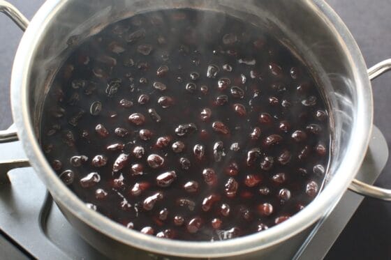 仕上げに砂糖と醤油を加えて煮た黒豆