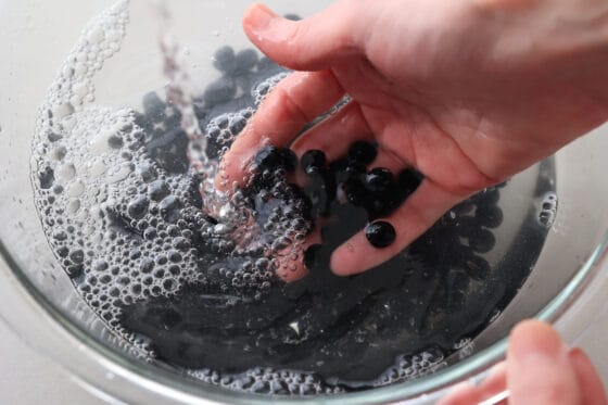 黒豆を洗って汚れを落とす