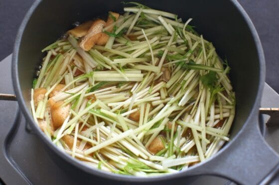 水菜の茎を加えて煮る