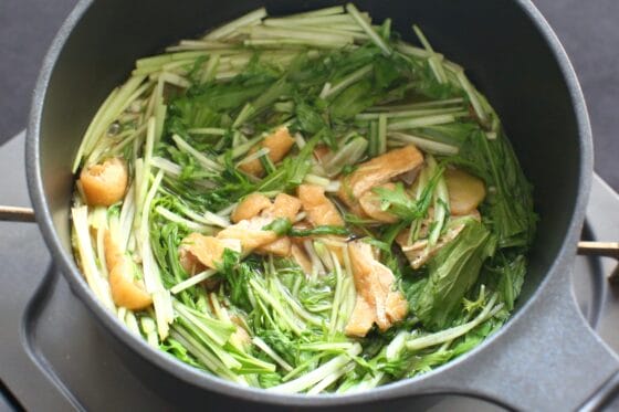 水菜の葉の部分も加えて煮る
