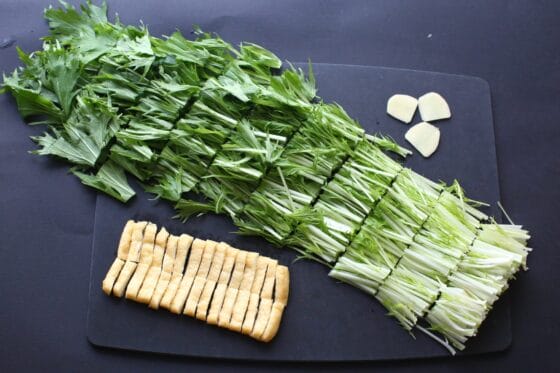 油揚げと水菜と生姜を切る