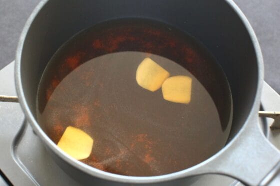 だしと調味料と生姜を鍋に入れて温める