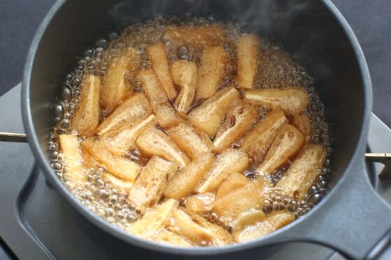 油揚げを加えて煮る