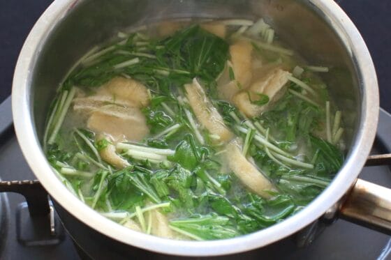 味噌汁に水菜を加える