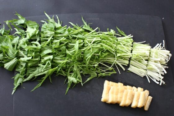 水菜と油揚げを切る