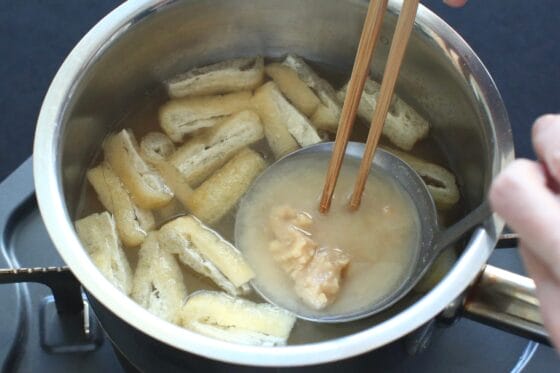 火を弱めて味噌を溶かす