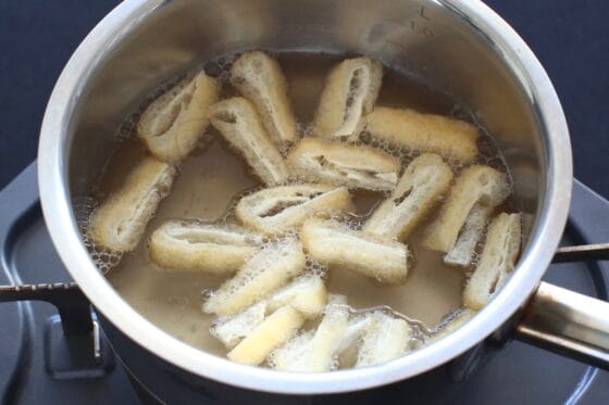 油揚げをだしで煮る