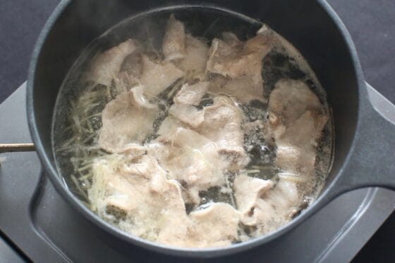 出汁を沸かして豚肉を煮る