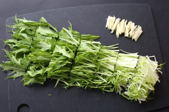 水菜と生姜を切る
