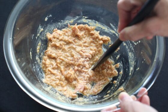 ドレッシングにツナを加えて和える