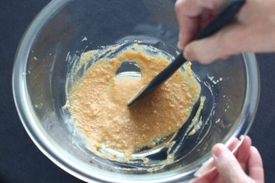 調味料を混ぜてドレッシングを作る