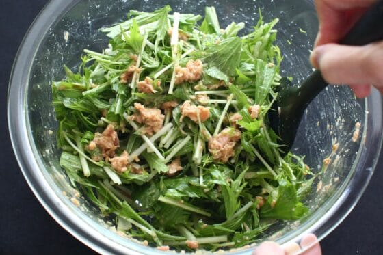 水菜とツナを加えたドレッシングを和える
