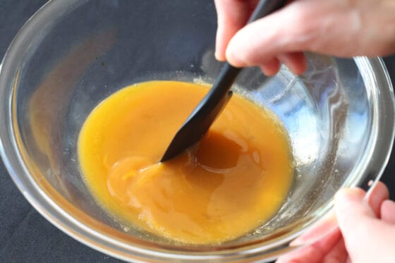 ボウルで卵を溶いてお好み焼き生地のベースを作る