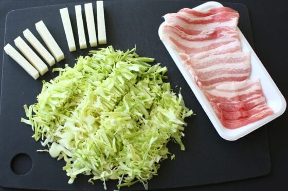 餅とキャベツと豚バラを切る