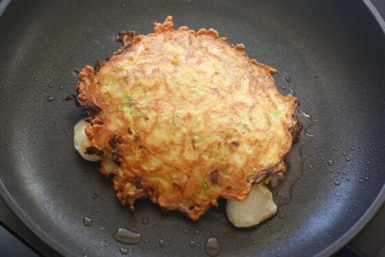 蓋を外して少し焼いて肉をこんがりとさせる