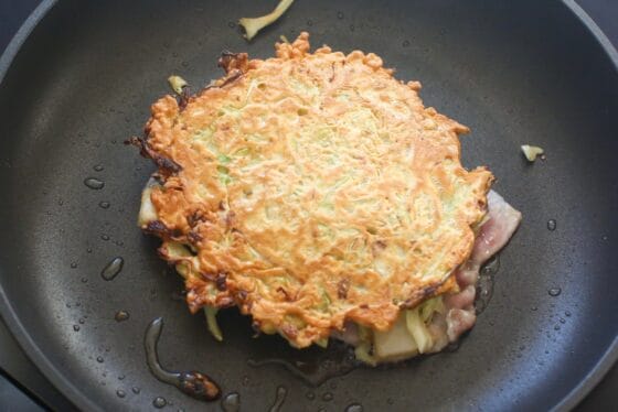 お好み焼きの生地をひっくり返す