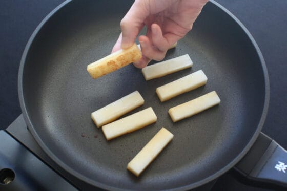 フライパンで切り餅を軽く焼いて香ばしさを出す