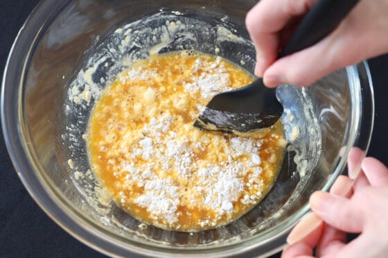 卵液に小麦粉を加えてお好み焼き生地を混ぜる