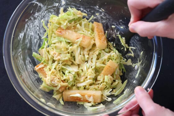 生地にキャベツと焼いた餅を加えて混ぜる