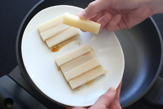 切り餅の断面に醤油を付けて下味をつける