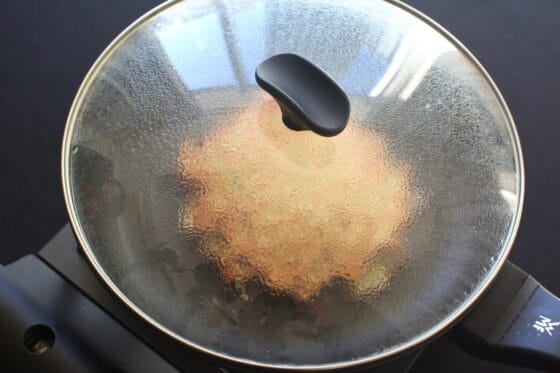 蓋をして蒸し焼きにする