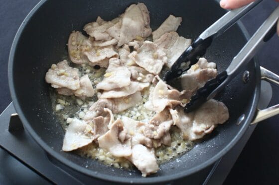 酒を加えてアルコール分を飛ばす