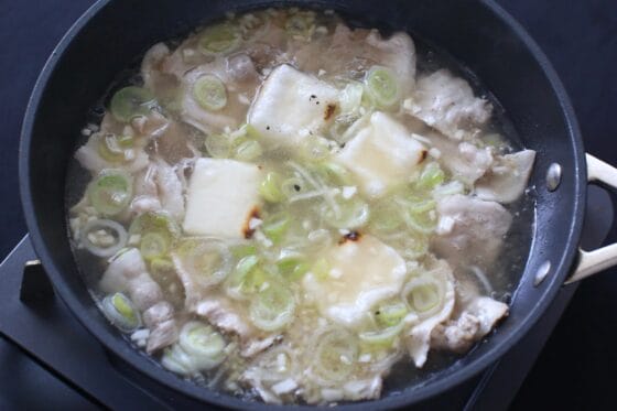 焼いた餅を加えて温める