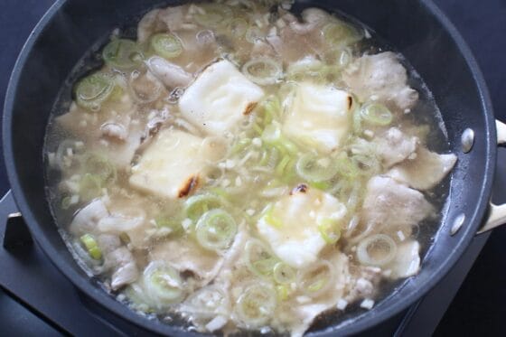 餅スープに酢と醤油を加えて味付けする