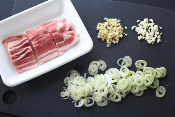 長ネギとニンニクと生姜と豚バラを切る