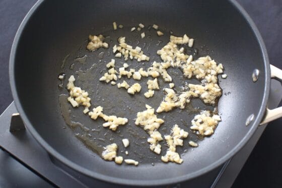 ごま油でニンニクと生姜を炒めて香りを立たせる
